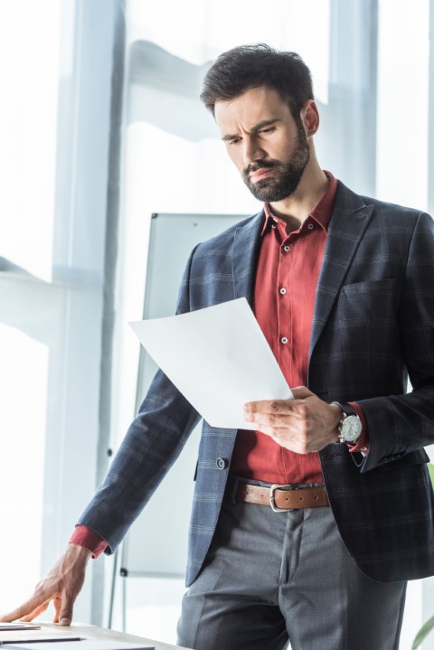 handsome-young-businessman-in-stylish-suit-reading-2022-11-25-21-33-04-utc (Small)